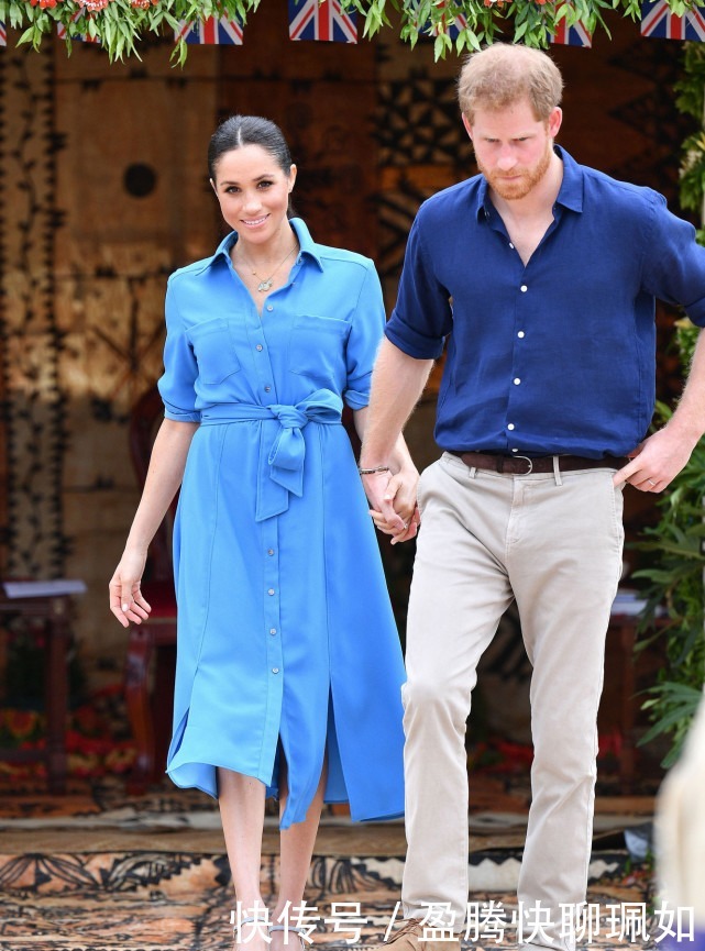 梅根|卡米拉穿蓝色衬衫裙亮相真得意!脸上皱纹挤在一起,王后位子稳了