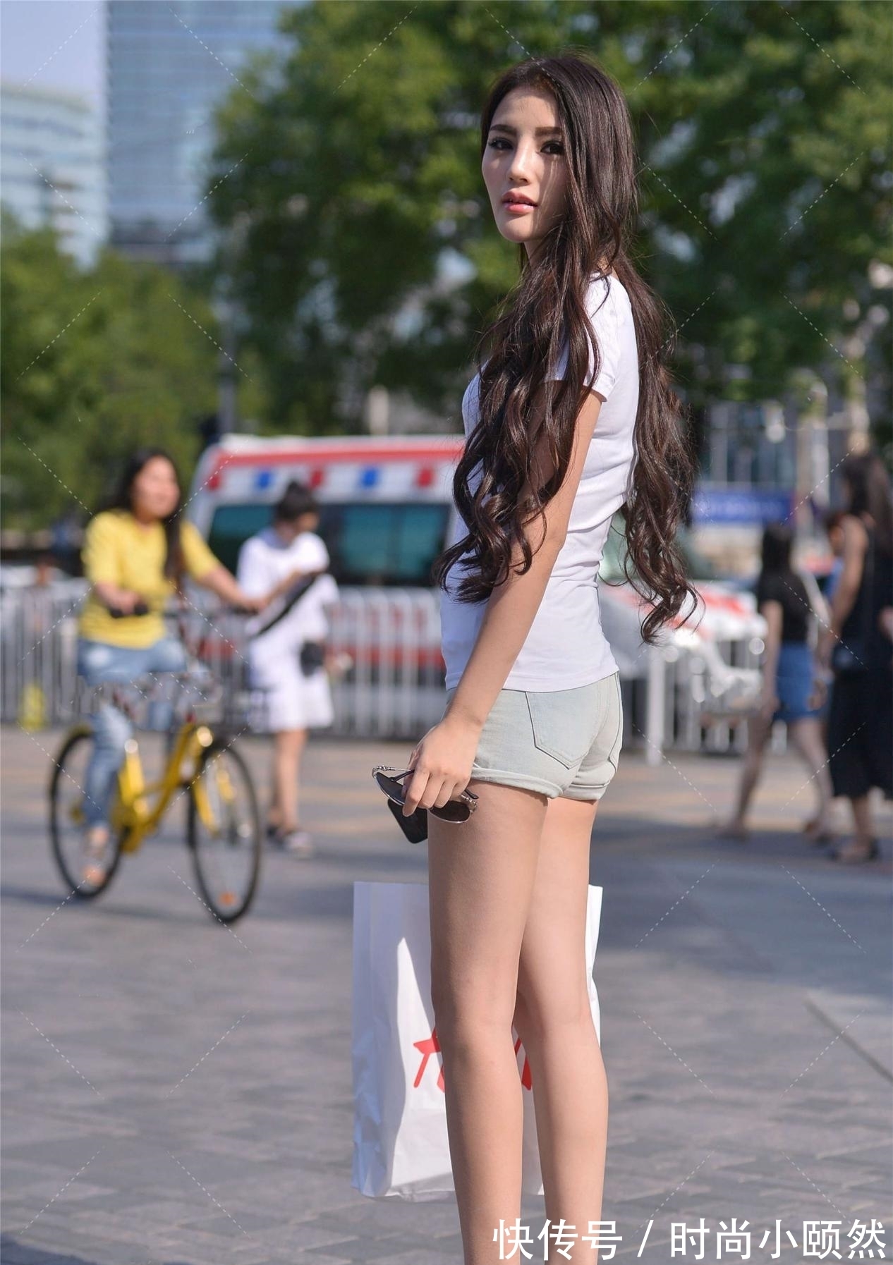 纯色 简单的白色上衣搭配纯色短裤，减龄时尚，又显得清纯十足