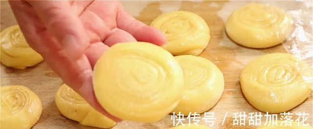 一碗面粉加一个鸡蛋居然这么好吃，不用蒸不用炸，出锅我流口水了！