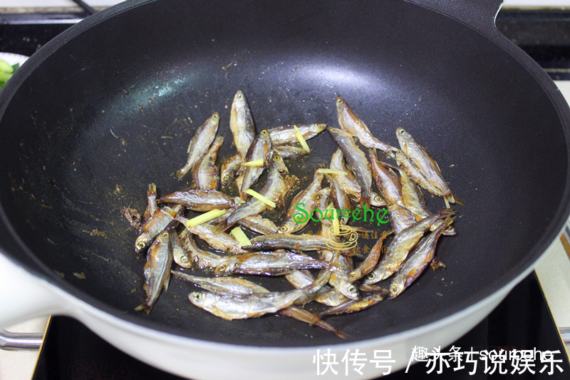 煮小鱼干增加一步，连骨头都酥香麻辣，无腥味特鲜香，超下饭