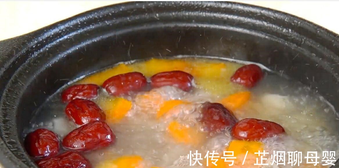 排骨里放2个苹果，原来有这么多好处，老人小孩都适合，太解馋了