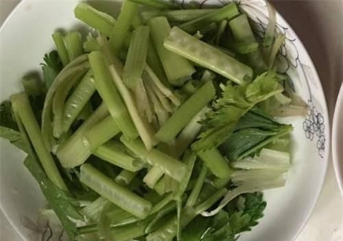 增強|香干和它炒是一對，預(yù)防高血壓，增強腸胃蠕動，是菜也是藥