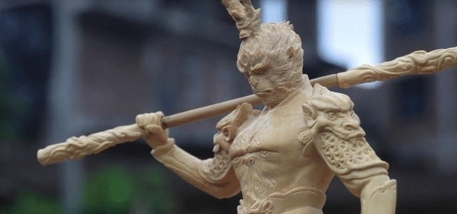 我们这一代|72岁大爷制安琪拉木雕手办,成功吸粉百万,网友:老二次元了