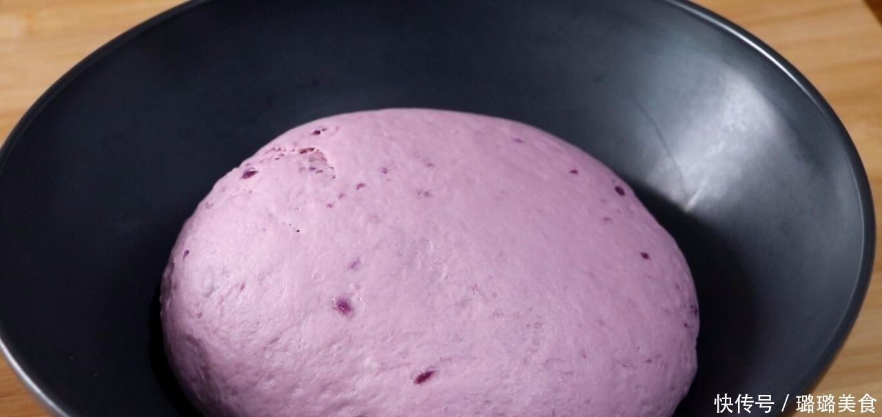 这是面粉的懒人做法,和面不加水,做出的馒头松软不塌,香甜可口