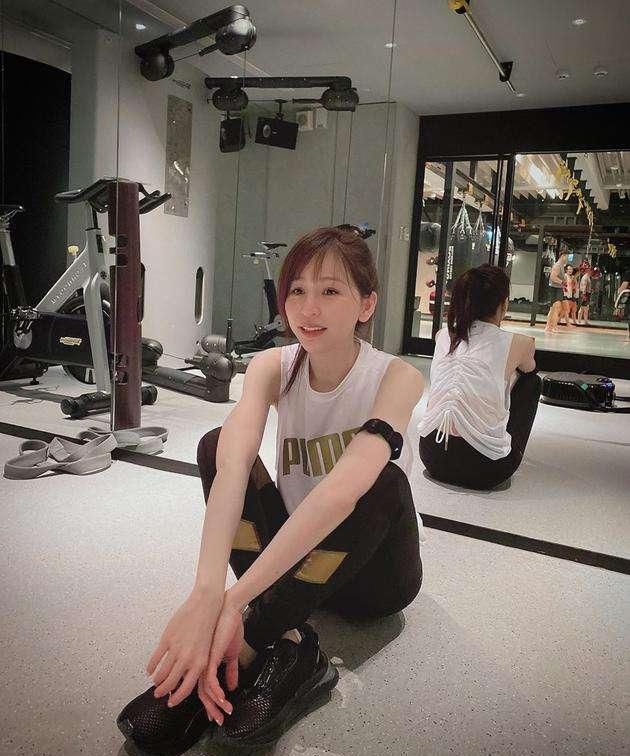 紧身|穿打底裤的美女更显年轻,打破穿搭的单调感