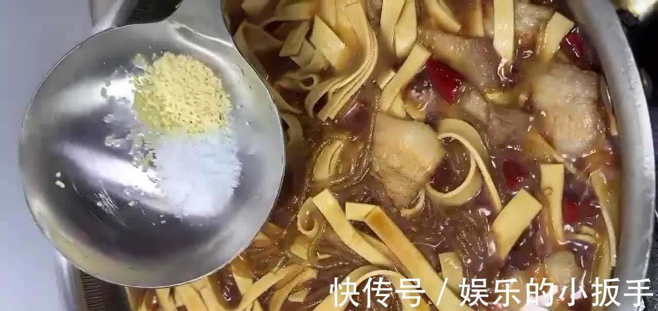 韭菜猪肉粉条炖干豆腐,咸香微辣劲道入味,做法既简单又下饭