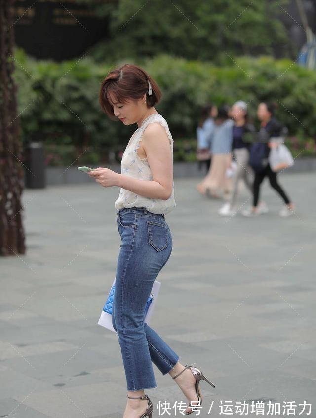 高跟鞋|浅色印花上衣,微喇叭牛仔裤,穿出森系的感觉