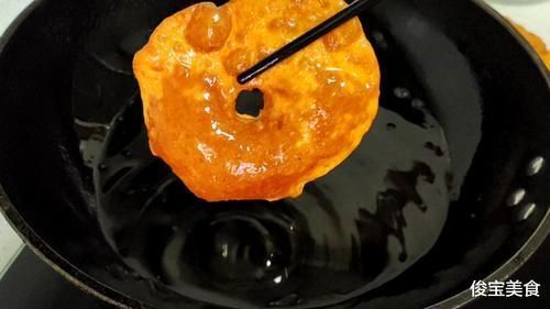 红薯饼|先把红薯洗净去皮，加把面粉，炸成薄脆，又香又酥