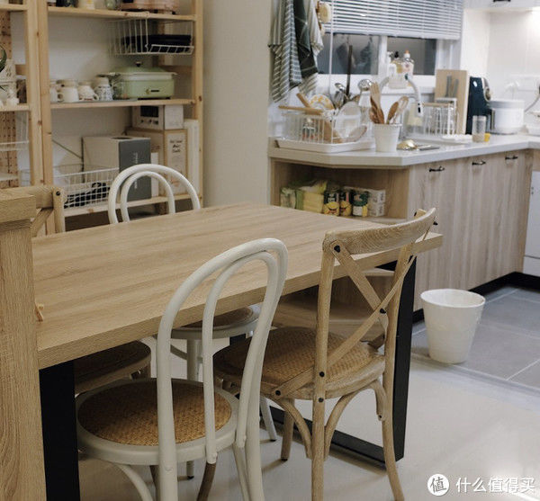 夫妻|这对夫妻太有远见，把次卧和客厅打通，清爽开阔，日子过得简单舒适