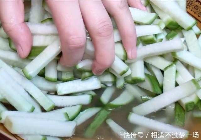 无水无油|腌萝卜条的家常做法,简单易学,酸甜口味,超级下饭