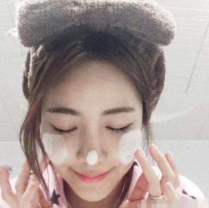 女孩子|皮肤“蜡黄”的女孩子,每天坚持做这3件事,50岁还是“牛奶肌”