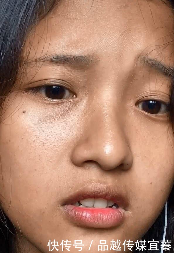 抖音最“丑”素颜女孩走红,五官出奇美,网友:和网红只差化妆品