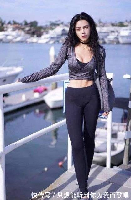 身姿 紧身打底裤美女,尽显曼妙身姿,有着简约清新的气质