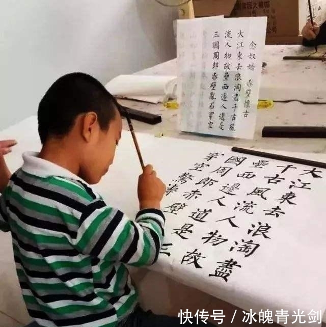 小孩子&11岁的张晓博，书法笔力劲挺，结体秀美，有书家说：我自愧不如