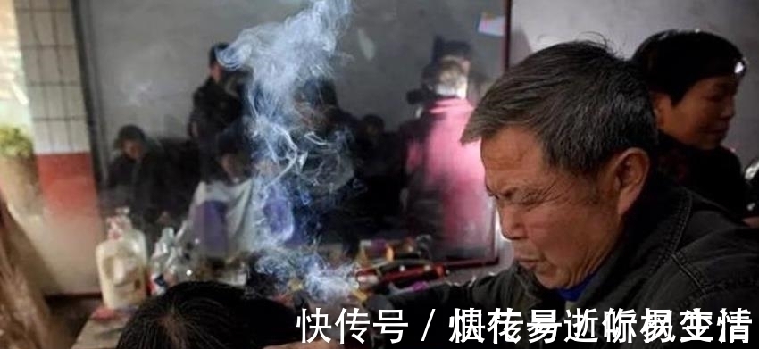 李师傅|男子用一把火钳给客人理发,头发都被烤糊了,排队的人却很多!