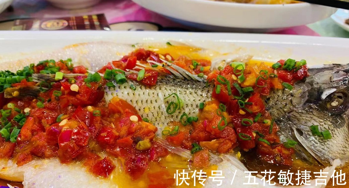 朋友办满月酒，总共花12800多元，晒到朋友圈，大家说菜很实惠！