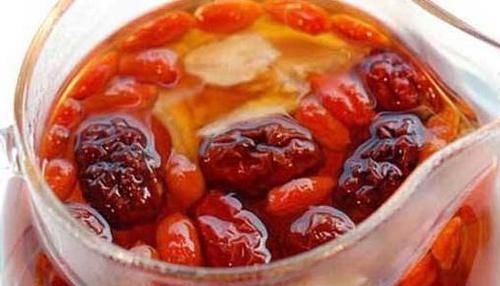 泡枸杞时加点此物,坚持多喝,助你排出湿气,肝肾或许会感谢你