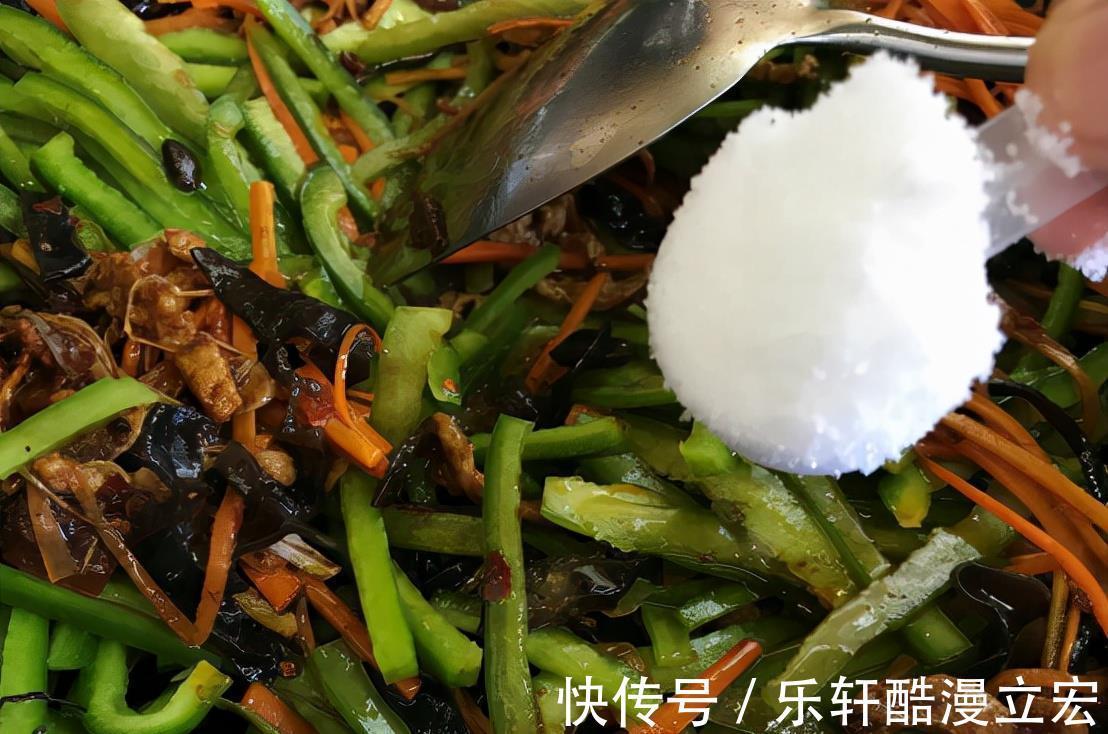 一道荤素结合的下饭菜，酸辣解馋，全家都喜欢吃