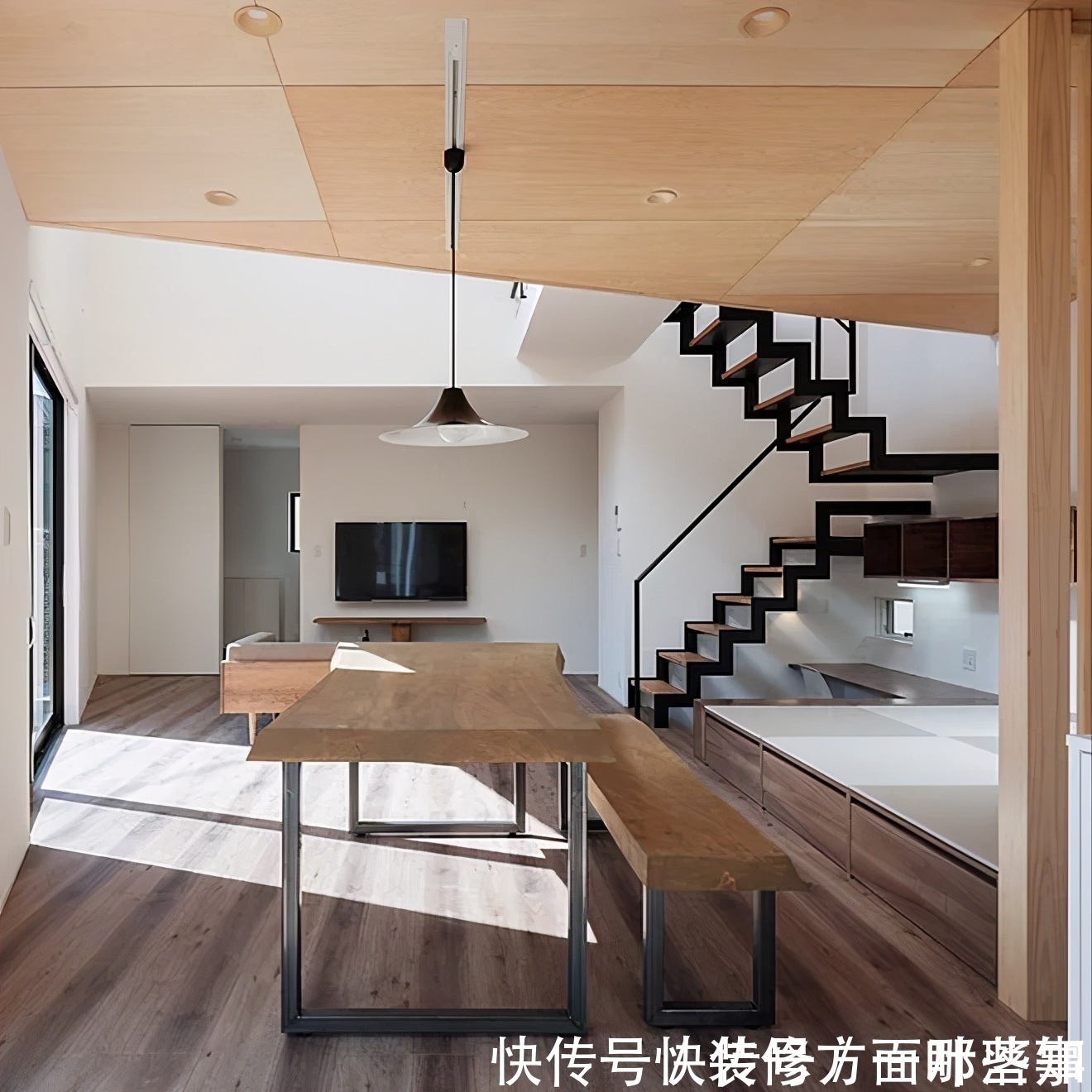 榻榻米|还是日本人更会省空间，楼梯下打榻榻米下沉做书房，实用性翻了2倍不止