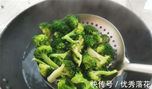 这两种蔬菜,适合冬季吃,营养不输大鱼大肉,这个做法,脆嫩可口!