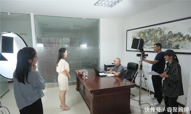 抖音|公司老板带员工跨界玩抖音,大笑称达到了人生的巅峰