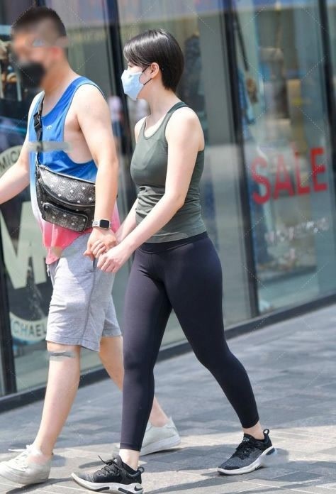 穿搭 墨绿色的无袖上衣,搭配黑色九分裤,整体给人简单清爽利落感觉