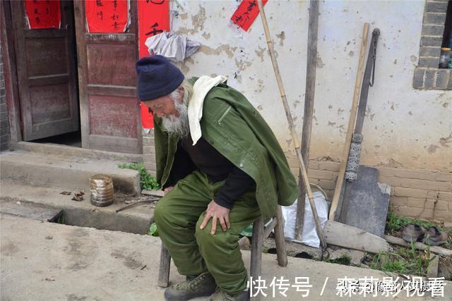 李大师|倔强老头潜心根雕30年,两层土楼堆满获奖作品,不卖钱甘守贫寒