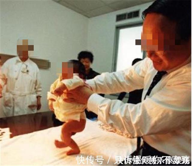 走红|“最强新生儿”走红,脐带还没剪就“跑了”,助产士现场笑翻了