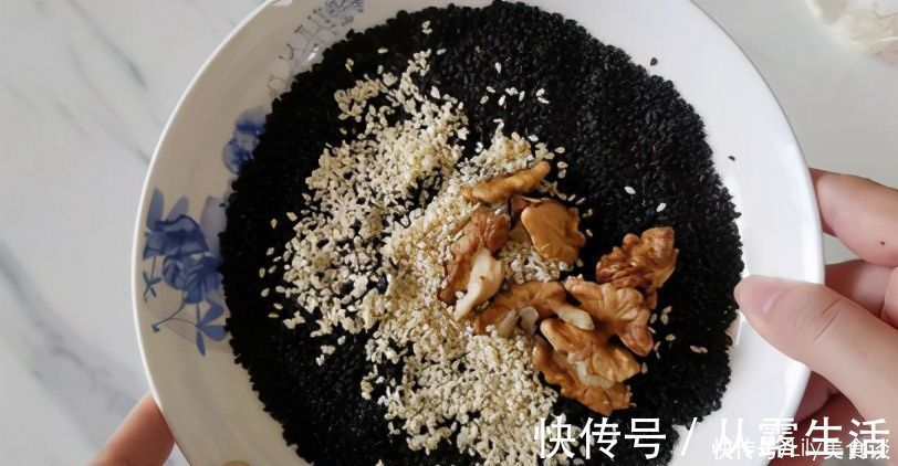 冷天要常吃黑芝麻,教你新做法,每天吃一勺,精神饱满过冬季