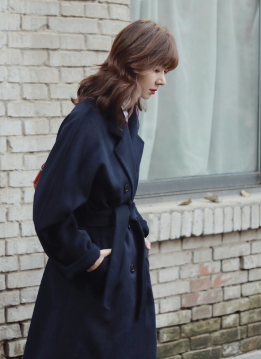 小蛮腰 穿大衣不要只会敞开穿了,搭配腰带保暖显瘦又高级,谁穿都好看