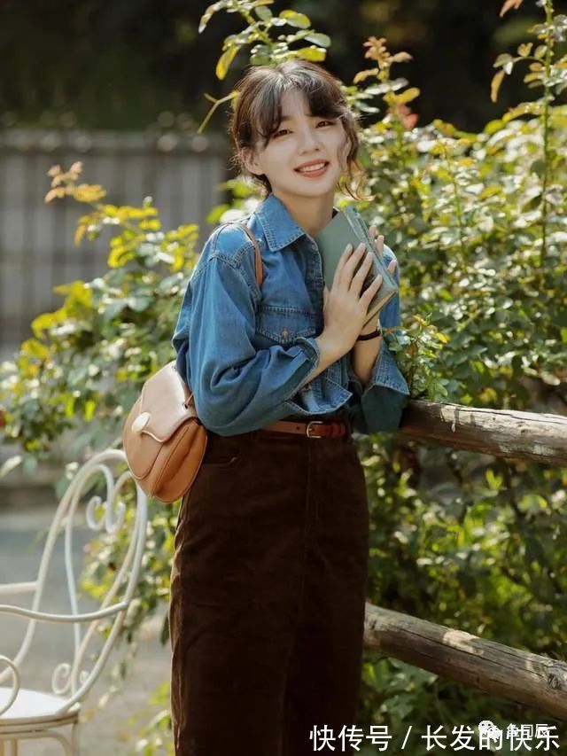 包包 秋冬的复古穿搭指南,身穿衬衫+棕色半身裙,复古高级又时髦!