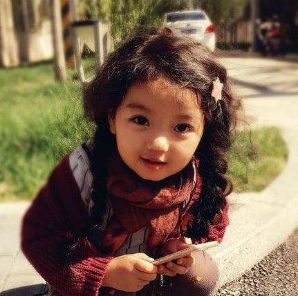 两人同是素人小明星:阿拉蕾为挣钱天天泡剧组,而她被当成小公主