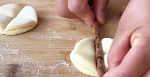 早餐不要出去买了,面粉里加1个鸡蛋,筷子一搅,2分钟就能吃