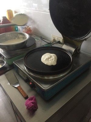 味道|卖了十几年鸡蛋饼的爷爷,做的饼又香又嫩,特好吃,味道堪称一绝