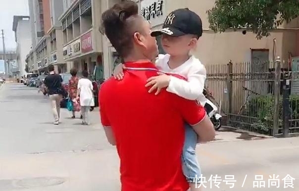 孙子|超时髦姥爷带孙子遛弯火了,网友:不让姥姥省心的姥爷