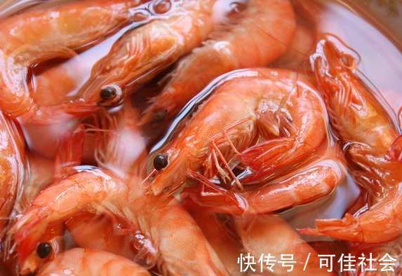 正确做法|煮虾，用冷水还是热水教你正确做法，虾肉鲜嫩Q弹，还不腥