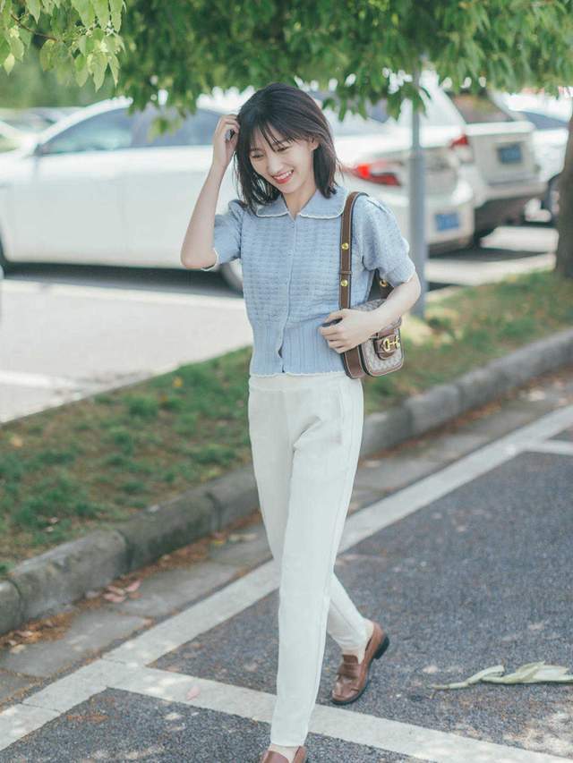时尚博主|初秋的白裤子依然很“火”,搭配浅蓝色泡泡袖上衣,高级又洋气