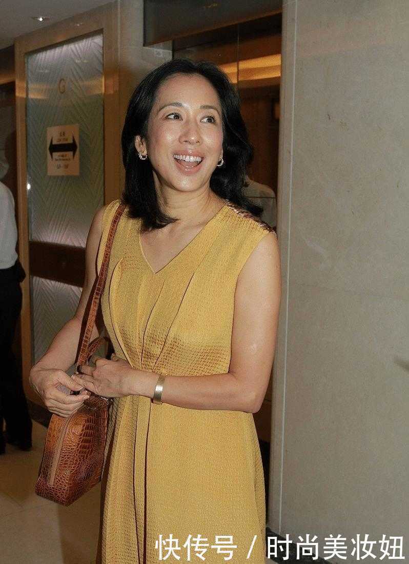 朱玲玲真不把自己当“豪门”,穿无袖连衣裙配蛇皮包,简约又优雅