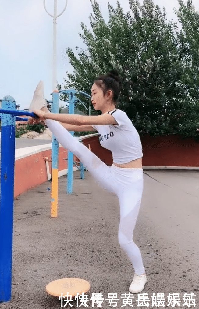 美女这应该不是瑜伽,是柔术吧