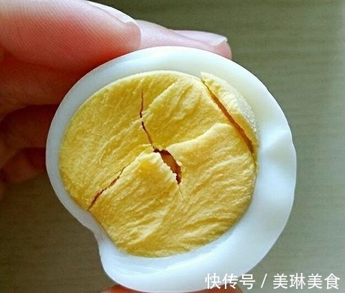 营养师|营养师:水煮鸡蛋是最有营养吃法,教你一招,让蛋黄软嫩、不噎人
