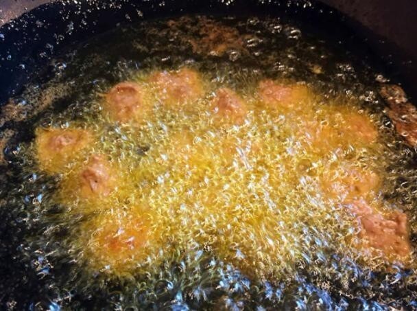 过节炸丸子别急着下锅，肉馅加点这“东西”，丸子酥脆可口