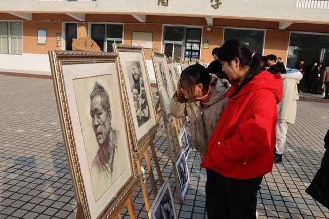 六安市张店中学举行庆元旦师生书画作品展