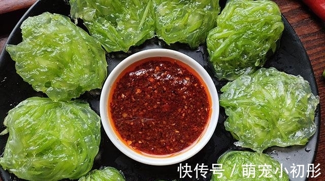 这食材最近吃得多,2元一斤,切丝团成小饼蒸一锅,蘸料吃真不错