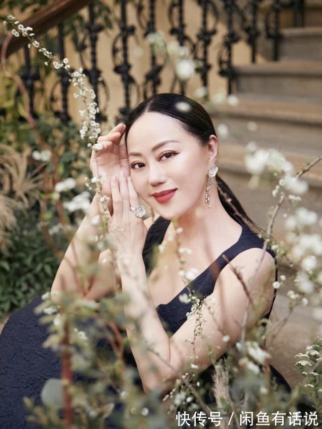 印花|章小蕙自带名媛气质,微胖身材穿小黑裙更迷人,一看就是高级贵妇