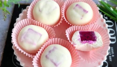 今天又做了甜品,免烤箱免打发,冰冰凉凉的,比奶油蛋糕还好吃