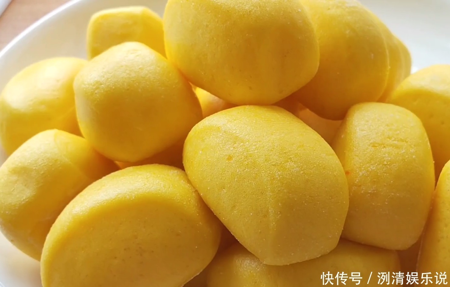 南瓜小馒头|半个南瓜,一碗牛奶,不用发面,奶香浓郁,松软香甜,孩子抢着吃