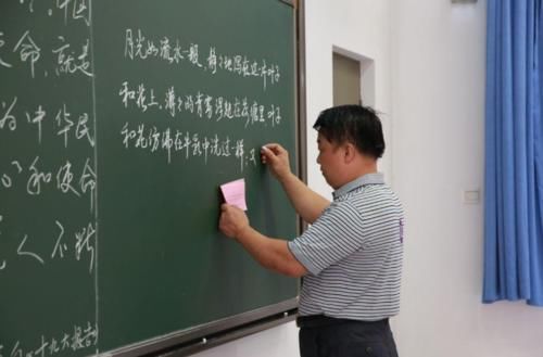 大学老师的“印刷体”板书走红，逻辑清晰字迹工整，看着就舒心