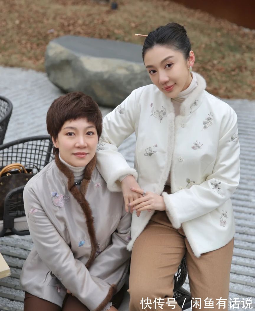 元素 被新中式穿搭圈粉了,50岁妈妈贵气,30岁女儿优雅,照着穿就很美