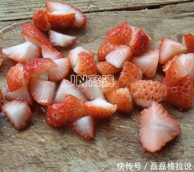 草莓蛋挞,很香很嫩的蛋挞,搭配一带草莓口感更清新