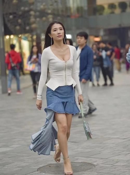 高跟鞋|上了年纪的鱼尾裙美女，轻松穿出美腿，尽显性感身姿